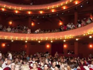 Almansa: Asistencia de público en el Teatro Regio Almansa: Asistencia de público en el Teatro Regio