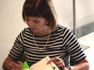 Almansa: Firma de libros por Alicia Giménez Bartlett. Almansa: Firma de libros por Alicia Giménez Bartlett.