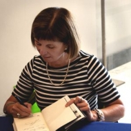 Almansa: Firma de libros por Alicia Giménez Bartlett.