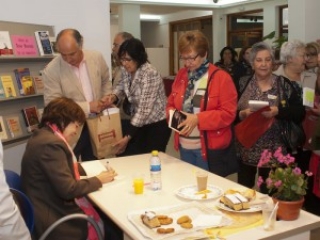 Villarrobledo 2013. Firma ejemplares por Rosa Montero. Villarrobledo 2013. Firma ejemplares por Rosa Montero.