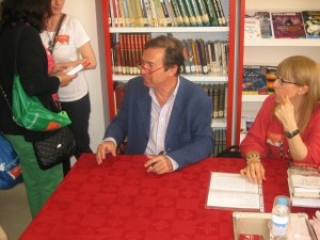Javier Moro durante la firma de ejemplares Javier Moro durante la firma de ejemplares