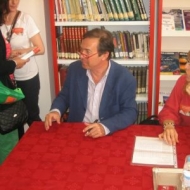 Javier Moro durante la firma de ejemplares