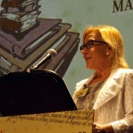 Alcaldesa presentando el evento