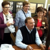 Gonzalo Giner durante la firma de ejemplares.