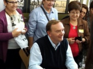 Gonzalo Giner durante la firma de ejemplares. Gonzalo Giner durante la firma de ejemplares.