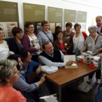 Gonzalo Giner firmando ejemplares