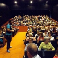 Grupo cómico "Improvivencia" entre el público