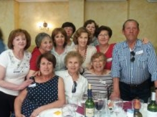 Algunos componentes de los clubes de Almansa con Julia Navarro en el Encuentro de Clubes de2016