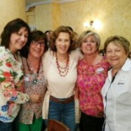 Participantes se fotografían con Julia Navarro