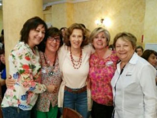 Participantes se fotografían con Julia Navarro Participantes se fotografían con Julia Navarro