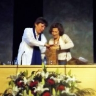 Entrega de obsequio a Julia Navarro