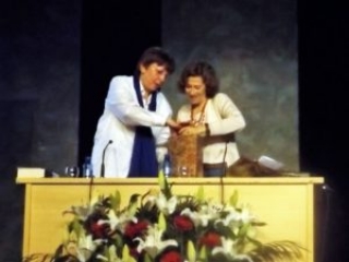 Entrega de obsequio a Julia Navarro Entrega de obsequio a Julia Navarro