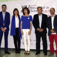 Ángeles Martinez, alcaldesa de Munera y representantes, Biblioteca, JCCM y Diputación con Ángel Arenas