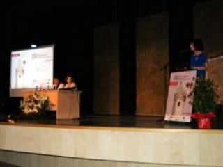 Nieves Ruiz presentando a Julia Navarro Nieves Ruiz presentando a Julia Navarro